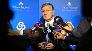 O antigo presidente da Comissão Europeia, José Manuel Durão Barroso, fala aos jornalistas durante a 1.ª edição do encontro Fora da Caixa - Luanda, organizado pelo banco Caixa Angola, que acontece sob o mote "Vozes que partilham uma história e celebram um futuro", em Luanda, Angola, 08 de outubro de 2026. AMPE ROGÉRIO/LUSA