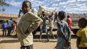 Deslocados da violência armada em Cabo Delgado durante a distribuição de mantas no campo de deslocados de Manono, Metuge, Moçambique 22 de julho de 2020. "Não é impossível" cumprir as medidas nestes campos, diz Daniel Timme, chefe de comunicação do Fundo das Nações Unidas para a Infância (UNICEF), "mas é um processo educacional". (ACOMPANHA TEXTO DE 26 DE JULHO DE 2020). RICARDO FRANCO/LUSA