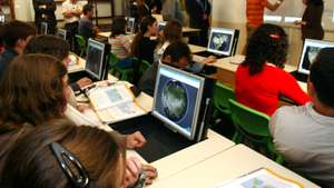 Uma aluna assiste a uma aula de geografia com utilizacao de computadores, na Escola Andre Gouveia, integrada no Projecto Piloto no âmbito do Plano Tecnológico Escolas, 16 de Junho de 2008,em Évora. NUNO VEIGA/LUSA