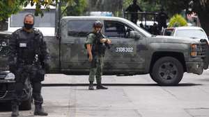 epa05247149 Mexican Federal police conduct operations in Guadalajara, Jalisco State, Mexico, 06 April 2016. According to media reports, federal agents arrested Julio Alberto Castillo Rodriguez, the son-in-law of Nemesio 'El Mencho' Oseguera Cervantes, the founder of Jalisco New Generation Cartel.  EPA/ULISES RUIZ BASURTO