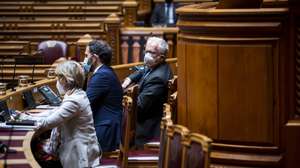 O ministro da Administração Interna, Eduardo Cabrita (D), acompanhado pelo secretário de Estado dos Assuntos Parlamentares, Duarte Cordeiro (C), e pela ministra da Saúde, Marta Temido (E), durante o debate sobre o pedido de renovação do estado de emergência, na Assembleia da República, em Lisboa, 11 de fevereiro de  2021. JOSÉ SENA GOULÃO/LUSA