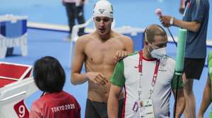 O nadador Português, Marco Meneses no final da prova masculina de natação de 50 metros livres S11 esta manhã no Centro Aquatico de Tóquio, nos jogos Paralímpicos de Toquio 2020, Japão, 27 de agosto de 2021. MIGUEL A. LOPES/LUSA