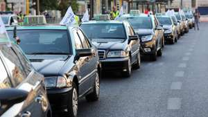 Taxista durante a manifestação nacional “Não é justa nem leal: TVDE no Constitucional”, promovida pela Associação Nacional dos Transportadores em Automóveis Ligeiros (ANTRAL) e pela Federação Portuguesa do Táxi (FPT) para apelar à fiscalização sucessiva da constitucionalidade da lei que regulamenta o transporte de passageiros em veículos descaracterizados a partir de plataforma eletrónica, vulgo lei TVDE, ficando os efeitos da mesma lei suspensos até avaliação do Tribunal Constitucional, em Lisboa, 19 de setembro de 2018. MIGUEL A. LOPES/LUSA