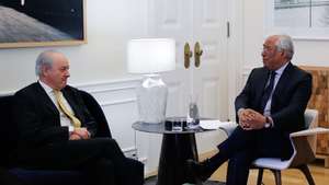 O primeiro-ministro, António Costa (D), conversa com uma delegação do Partido Social Democrata (PSD), liderada por Rui Rio (E), no âmbito das audiências com os partidos com representação parlamentar, na residência oficial de São Bento, em Lisboa, 29 de abril de 2020. O primeiro-ministro recebe hoje os nove partidos políticos com assento parlamentar para uma ronda de audições sobre o calendário e plano de retoma, que será anunciado quinta-feira. ANTÓNIO COTRIM /LUSA