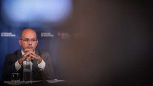 O ministro de Estado e das Finanças, João Leão, fala aos jornalistas no final da reunião do Conselho de Ministros, no Palácio Nacional da Ajuda, em Lisboa, 3 de setembro de 2020. MÁRIO CRUZ/POOL/LUSA