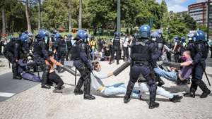 Manifestantes contra a destruição climática, o desemprego, a crise económica e o Governo, durante uma ação que faz parte da onda de mobilizações de outono "Climate Care Uprising", a nível europeu com açôes de desobediência civil não violenta foi lançada pelo Climáximo, coletivo aberto pela Justiça Climática, com o manifesto Nós Somos os Anti-Corpos, subscrito por quase 300 pessoas de várias áreas da sociedade, e foi organizada em assembleias abertas de voluntários, Lisboa, 05 de outubro de 2020. MANUEL DE ALMEIDA/LUSA