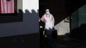 Operação de transferência de utentes do lar Mansão de São José, a maioria infetados com o novo coronavírus, para um edifício preparado para esta situação, na Base Aérea 11 (BA11), em Beja, 17 de outubro de 2020. O surto de covid-19 no lar Mansão de São José foi confirmado na quarta-feira, depois de utentes e funcionários terem sido testados à presença do SARS-CoV-2 na sequência da confirmação de dois casos positivos, uma utente e uma funcionária. NUNO VEIGA/LUSA