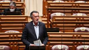 O deputado da Iniciativa Liberal, João Cotrim de Figueiredo, participa no debate parlamentar com a presença do primeiro-ministro, António Costa (ausente da foto)  sobre política geral, na Assembleia da República, em Lisboa, 17 de março de 2021. MÁRIO CRUZ/LUSA