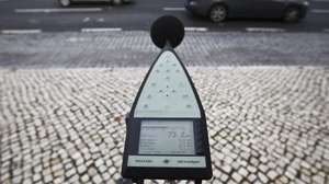 Um sonómetro mede o nível de ruído na Av. do Brasil durante uma iniciativa para alertar para o incumprimento da legislação em vigor sobre ruído ambiente e para o risco da exposição a níveis elevados de ruído, com prejuízo para a saúde e qualidade de vida das populações, tendo particular incidência nas zonas urbanas, em Lisboa, 21 de novembro de 2012. MARIO CRUZ / LUSA