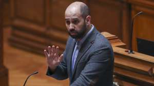 O líder parlamentar do Bloco de Esquerda (BE), Pedro Filipe Soares, intervém na sessão plenária para a discussão e votação na generalidade da proposta do Governo e dos projetos do PSD, Chega e PCP sobre acesso a metadados para fins de investigação criminal, na Assembleia da República, em Lisboa, 03 de junho de 2021. ANTÓNIO COTRIM/LUSA