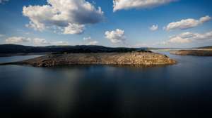 Efeitos da seca na Barragem Alto Rabagão, em Montalegre, 6 de julho de 2022. No Norte do país, as barragens do Alto-Lindoso e do Alto Rabagão estão com níveis de água historicamente baixos, prejudicando a agricultura e o turismo. PEDRO SARMENTO COSTA/LUSA