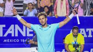 epa11192892 Casper Ruud of Norway celebrates winning his semi-finals match against Holger Rune of Denmark at the Acapulco Mexican Open tennis tournament in Acapulco, Mexico, 01 March 2024.  EPA/DAVID GUZMAN