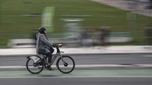 Uma ciclista em Lisboa, 6 de março de 2024. Turismo, bicicleta. CARLOS M. ALMEIDA/LUSA