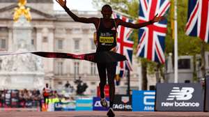 epa11291577 Kenya’s Alexander Mutiso Munyao finishes first in the elite men’s race of the London Marathon in London, Britain, 21 Apr 2024. Taking place since 1981, the London Marathon is one of the most popular marathons in the world, with a record number of 65,725 people registered to run in 2024.  EPA/TOLGA AKMEN