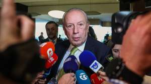 O presidente da Câmara da Figueira da Foz, Pedro Santana Lopes, fala aos jornalistas à chegada para participar na sessão de encerramento das jornadas parlamentares do Chega, em Coimbra, 10 de dezembro de 2024. PAULO NOVAIS/LUSA