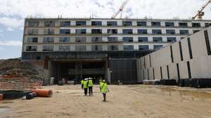 Obra de construção do Hospital Central do Alentejo, cuja nova data prevista de conclusão é, segundo a ministra da Saúde, Ana Paula Martins (ausente da fotografia), final de 2026 ou início de 2027, em Évora, 11 de abril de 2025. NUNO VEIGA/LUSA