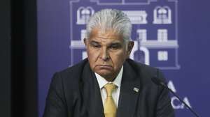 epa12126429 Panamanian President Jose Raul Mulino attends a press conference in Panama City, Panama, 22 May 2025.  EPA/CARLOS LEMOS