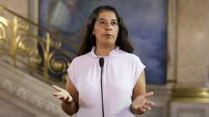 A líder parlamentar do Partido Comunista Português (PCP), Paula Santos, fala aos jornalistas no final de uma reunião com membros do Governo, com o objetivo de tratar temas relevantes para o país na Assembleia da República em Lisboa, 05 de setembro de 2025.  FILIPE AMORIM/LUSA