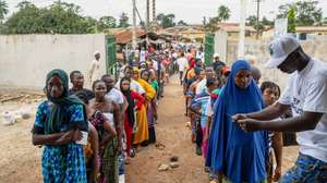 epaselect epa12396380 People line up to cast their votes for a constitutional referendum in an elementary school in Coyah Somayah, Guinea, 21 September 2025. Guinea's 6.7 million eligible voters are casting their ballots in favour or against a new draft constitution which would allow junta leader General  Mamadi Doumbouya to run for president.  EPA/BANGALY BAKIS KOUYATE