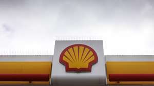 epa12437232 A Shell petrol station in east London, Britain, 07 October 2025. The Anglo-Dutch oil and gas producer expects adjusted earnings of third quarter of 2025 to be broadly in line with the second quarter results of 4.3 billion USD. However, the company also expects to lose around 600 million USD after cancelling a major biofuels project in Rotterdam.  EPA/TOLGA AKMEN
