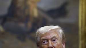 epa12603939 US President Donald Trump, with pharmaceutical executives, delivers remarks on lowering the prices of drugs and pharmaceuticals during an announcement in the Roosevelt Room of the White House in Washington, DC, USA, 19 December 2025.  EPA/WILL OLIVER / POOL