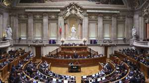 O primeiro-ministro (PM), Luís Montenegro, intervém na sessão plenária com a presença do PM, na Assembleia da República, em Lisboa, 21 de janeiro de 2026. ANTÓNIO COTRIM/LUSA