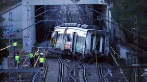 epa12673761 Workers at the site where a commuter train derailed after a restraining wall broke just as it was passing in Gelida, Catalonia, Spain, 23 January 2026. A commuter train was hit on 20 January 2026 by a restraining wall that collapsed due to the heavy rains of the previous days, killing the driver and injuring 37 people.  EPA/QUIQUE GARCIA