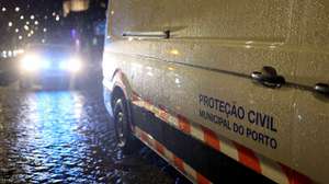 A Proteção Civil Municipal do Porto impede a passagem de carros para a zona de Miragaia, junto à Alfândega do Porto, enquanto monitoriza o caudal do rio Douro que pode subir durante a noite, Porto, 03 de fevereiro de 2026. ESTELA SILVA/LUSA