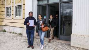 O presidente do Sindicato dos Jornalistas, Luís Filipe Simões (E), acompanhado por delegados sindicais da Agência Lusa entregou uma queixa na Entidade Reguladora para a Comunicação Social (ERC) sobre estatutos da Lusa, na sede da instituíção em Lisboa, 13 de abril de 2026. TIAGO PETINGA/LUSA