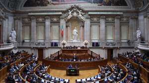 O primeiro-ministro, Luís Montenegro, intervém na sessão plenária na Assembleia da República, em Lisboa, 15 de abril de 2026. ANTÓNIO COTRIM/LUSA