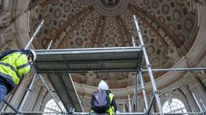 Visita de imprensa às obras de restauro na basílica do Palácio Nacional de Mafra, em Mafra, 14 de abril de 2026. O Palácio Nacional de Mafra está a ter as primeiras grandes obras em 300 anos de conservação e restauro financiadas pelo Plano de Recuperação e Resiliência (PRR) que estão a decorrer a bom ritmo para terminarem em julho. (ACOMPANHA TEXTO DA LUSA DO DIA 17 DE ABRIL DE 2026). TIAGO PETINGA/LUSA