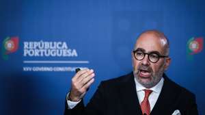 O ministro das Infraestruturas e Habitação, Miguel Pinto Luz, usa da palavra durante o briefing após a reunião do Conselho de Ministros, em Lisboa, 09 de julho de 2026. RODRIGO ANTUNES/LUSA