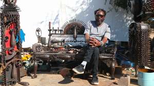 O artista plástico moçambicano Gonçalo Mabunda em entrevista à agência Lusa no seu ateliê, em Maputo, Moçambique, 15 de junho de 2026. Gonçalo Mabunda, 51 anos, encontrou na arte de transformar armas o contributo para difundir valores da paz, enquanto constrói máscaras e tronos com estes espólios para criticar líderes africanos que conquistam o poder através da força. (ACOMPANHA TEXTO DA LUSA DO DIA 20 DE JULHO DE 2026). LUÍSA NHANTUMBO/LUSA