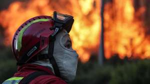 Um bombeiro durante o combate ao incêndio florestal que desde a madrugada consome floresta em Carvalhal de Vermilhas, Vouzela, 2 de julho de 2026. O Governo decretou situação de alerta, que vai vigorar das 00:00 de sexta-feira às 23:59 de segunda-feira, devido ao "significativo agravamento do risco de incêndios rurais". PAULO NOVAIS/LUSA