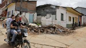epa13172712 An area affected by the magnitude 7.4 earthquake in El Cairo, Colombia, 15 August 2026. The earthquake struck western Colombia on 10 August, killing at least 294 people, injuring more than 4,000 and causing widespread damage.  EPA/CARLOS ORTEGA