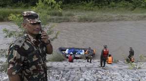 epa13201995 Nepal Army personnel search for bodies along the banks of the Narayani River in Chitwan district, Nepal, 31 August 2026. More than 700 people were killed, and hundreds remain missing across northern Nepal after a glacial collapse and avalanche-triggered flash floods and mudslides along the Bhotekoshi and Trishuli river valleys near the Nepal-Tibet border, causing widespread destruction to settlements and infrastructure, according to the National Disaster Risk Reduction and Management Authority (NDRRMA).  EPA/NARENDRA SHRESTHA