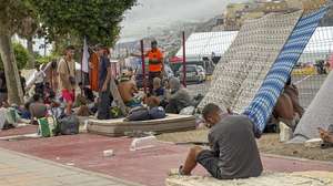 epa13211813 Migrants rest along a street in the Spanish North African enclave of Ceuta, 04 September 2026. The Spanish Government has begun deploying START (Spanish Technical Humanitarian Response Team) emergency units to set up temporary facilities for up to 600 people, prioritizing the protection and care of vulnerable migrant women and children following weeks of severe overcrowding.  EPA/LAURA RINCON