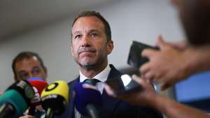O presidente do Sporting, Frederico Varandas, presta declarações à comunicação social antes do jogo de andebol da Supertaça masculina, Sporting vs Benfica, no Pavilhão Desportivo Municipal de Santo Tirso, 23 de agosto de 2026. ESTELA SILVA/LUSA