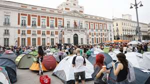 epa13265871 Dozens of tents have been set up in Madrid's Puerta del Sol, Spain, 27 September 2026. Hundreds of people spent the early hours of 27 September camping there to protest the housing crisis, declaring that they can take no more and that 'either the rentier system falls, or the government falls.' The encampment began late evening on 26 September, following a demonstration in central Madrid protesting the eviction of Maricarmen, an elderly woman forced to leave her rental home after 70 years, and demanding effective measures to curb the housing crisis.  EPA/RODRIGO JIMENEZ
