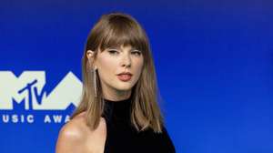 epa13267453 US singer Taylor Swift arrives at the 2026 MTV Video Music Awards at the Peacock Theater in Los Angeles, California, USA, 27 September 2026.  EPA/JILL CONNELLY