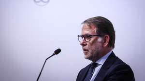 O ministro da Administração Interna, Luís Neves, discursa durante a sessão de avaliação do Dispositivo Especial de Combate a Incêndios Rurais (DECIR) 2026, promovida pela Autoridade Nacional de Emergência e Proteção Civil (ANEPC), em Oeiras, 22 de outubro de 2026. RODRIGO ANTUNES/LUSA