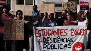 Estudantes gritam palavras de ordem durante um protesto na Universidade de Évora (UE) contra o aumento das propinas, em Évora, 28 de outubro de 2026. O protesto decorre da intenção do Governo de descongelar e aumentar as propinas, e por mais residências públicas e melhores condições no ensino superior. NUNO VEIGA/LUSA
