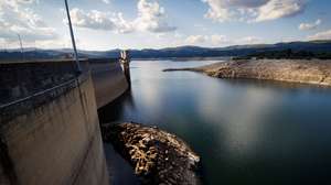 Efeitos da seca na Barragem Alto Rabagão, em Montalegre, 6 de julho de 2022. No Norte do país, as barragens do Alto-Lindoso e do Alto Rabagão estão com níveis de água historicamente baixos, prejudicando a agricultura e o turismo. PEDRO SARMENTO COSTA/LUSA