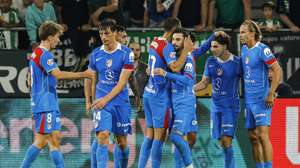 epa12486700 Atletico's midfielder Alex Baena (3-R) celebrates with teammates after scoring the 0-2 goal during a Spanish LaLiga soccer match between Real Betis and Atletico Madrid at La Cartuja stadium in Seville, Spain, 27 October 2025.  EPA/JULIO MUNOZ