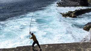 Um popular pesca numa praia do concelho do Nordeste, Ilha de São Miguel, Açores, 18 de maio de 2020.  O concelho do Nordeste foi último do país a sair da cerca sanitária por causa da covid-19. EDUARDO COSTA /LUSA