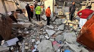 epaselect epa12641993 Residents and rescue workers search rubble after a gas cylinder blast in Islamabad, Pakistan, 11 January 2026. At least eight people, including a newlywed couple, were killed and 11 injured when a gas cylinder exploded during a wedding ceremony in Islamabad. The blast damaged nearby houses, while all the trapped victims were rescued and an investigation was launched.  EPA/SOHAIL SHAHZAD
