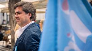 Gonçalo Maia Camelo (D) cabeça de lista do partido Inicitiva Liberal (IL)  às eleições legislativas regionais da Madeira, durante uma ação de campanha  no centro da cidade do Funchal, 21 de março de 2025. GREGÓRIO CUNHA/LUSA.