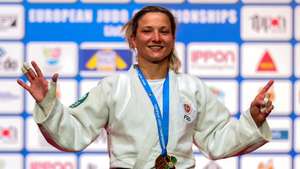 epa09140115 Telma Monteiro of Portugal celebrates on the podium after beating Kaja Kajzer of Slovenia in their gold medal bout of the women's -57kg category at the European Judo Championships in Lisbon, Portugal, 16 April 2021.  EPA/NUNO VEIGA