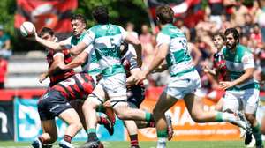 O jogador de Agronomia Rugby (2-E) disputa a bola com o jogador de GD Direito (E), durante a final da Taça de Portugal de Râguebi, disputada no Estádio Universitário, em Lisboa, 30 de maio de 2024. ANTÓNIO PEDRO SANTOS/LUSA