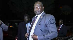 epa06825546 South Sudanese rebel leader Riek Machar arrives for the meeting with South Sudanese President Salva Kiir in Addis Ababa, Ethiopia, 20 June 2018. Kiir and Machar are in Ethiopia to hold talks at the invitation of Ethiopian Prime Minister Abiy Ahmed in an effort to end their five-year civil war that killed tens of thousands and displaced millions.  EPA/STRINGER